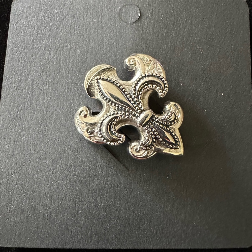 Elegant Silver Fleur-de-Lis Brooch